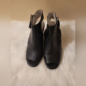 White Mountain Women's Size 6 M With Zip Open Toe Open back Black Sandals Heels